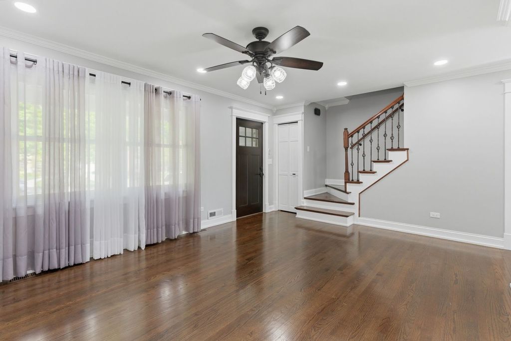 Image 7 of property listing at 317 Vincent Place, Elgin, IL 60123