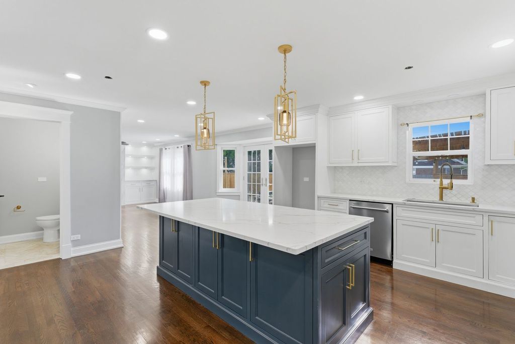 Image 9 of property listing at 317 Vincent Place, Elgin, IL 60123
