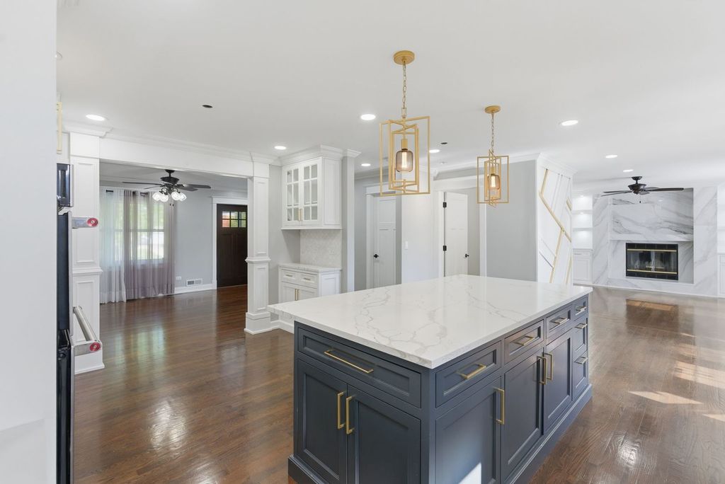 Image 10 of property listing at 317 Vincent Place, Elgin, IL 60123