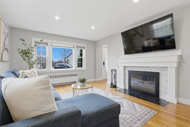 20 Hilltop Ter, Woburn, MA 01801