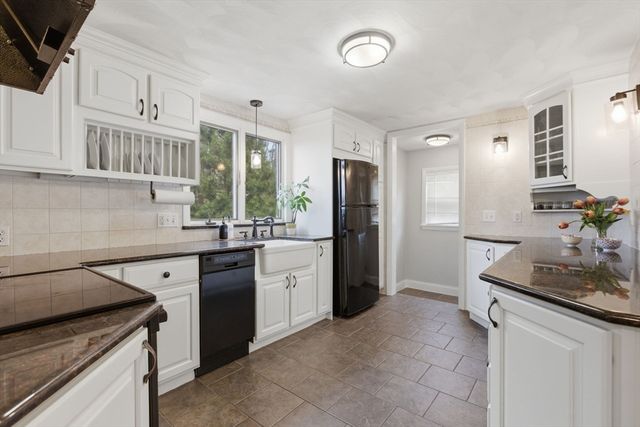 20 Hilltop Ter, Woburn, MA 01801