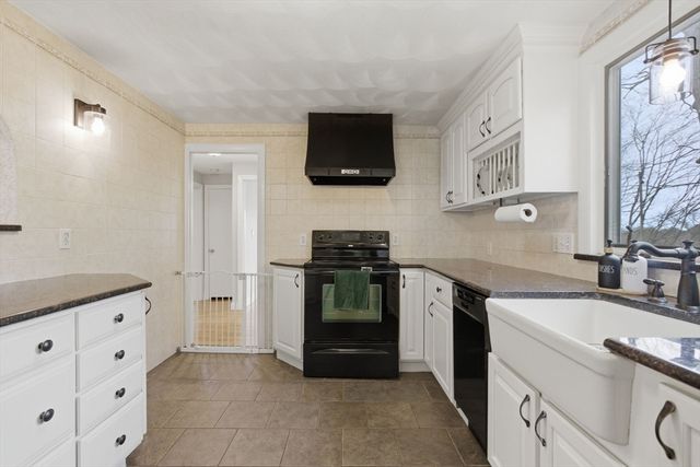 20 Hilltop Ter, Woburn, MA 01801