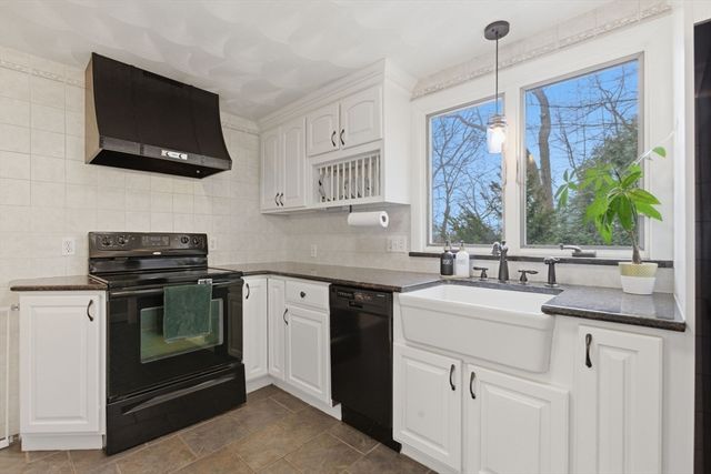 20 Hilltop Ter, Woburn, MA 01801