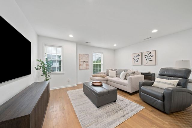 33 Skyhawk Cir, Weymouth, MA 02190