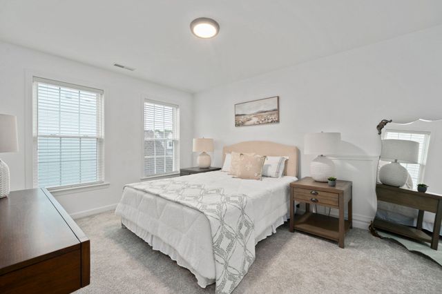 33 Skyhawk Cir, Weymouth, MA 02190