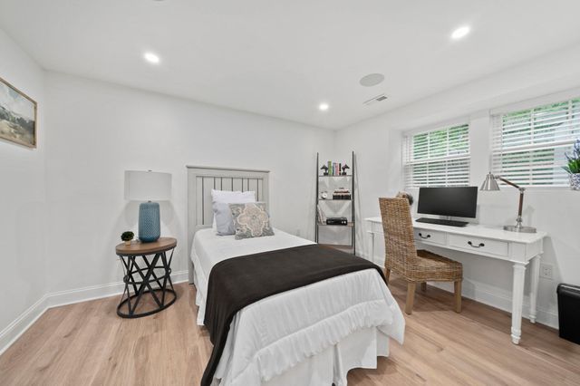 33 Skyhawk Cir, Weymouth, MA 02190