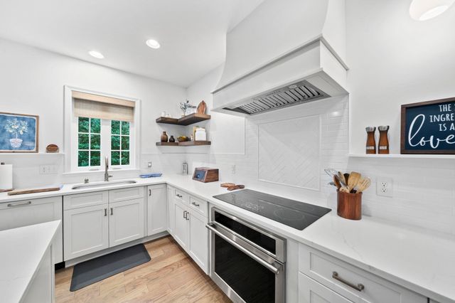 33 Skyhawk Cir, Weymouth, MA 02190