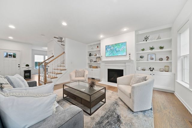 33 Skyhawk Cir, Weymouth, MA 02190