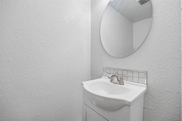 1802 N Prairie Avenue, Dallas, TX 75204