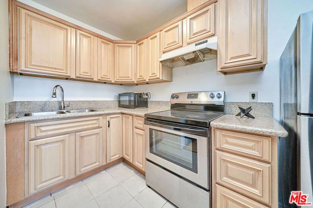 425 S Kenmore Avenue 104, Los Angeles, CA 90020