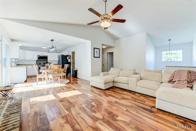 1548 St. Charles Dr, Hillsboro, MO 63050
