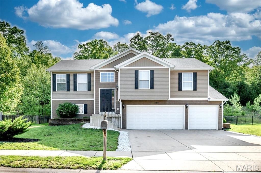 1548 St. Charles Dr, Hillsboro, MO 63050