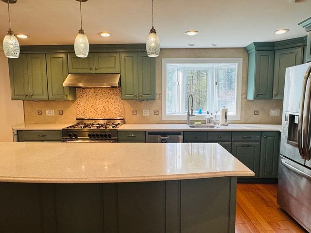 10 Parker Dr, Freetown, MA 02717