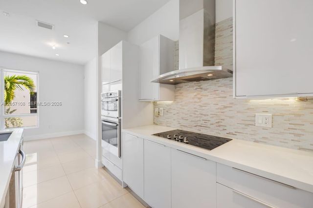 10471 NW 66th St, Doral, FL 33178