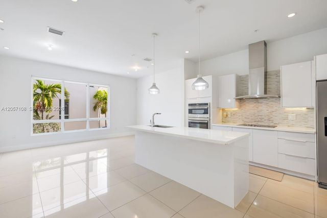 10471 NW 66th St, Doral, FL 33178