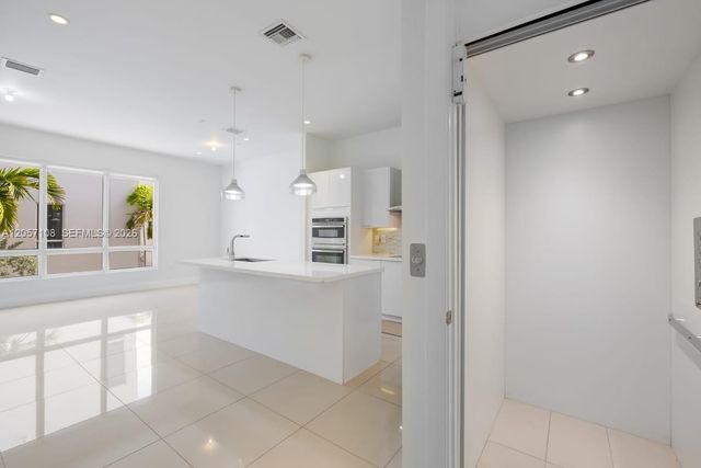 10471 NW 66th St, Doral, FL 33178