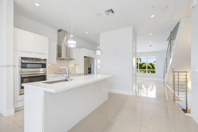 10471 NW 66th St, Doral, FL 33178