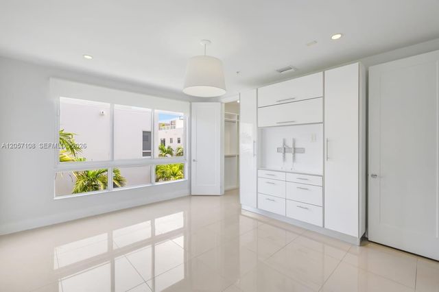 10471 NW 66th St, Doral, FL 33178