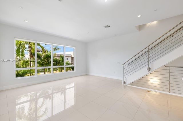10471 NW 66th St, Doral, FL 33178