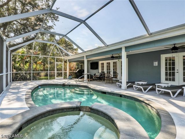 2554 Outrigger LN, Naples, FL 34104