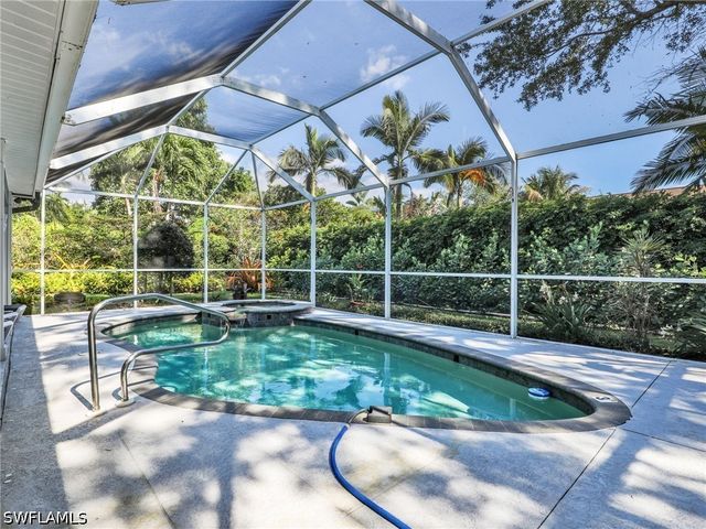 2554 Outrigger LN, Naples, FL 34104