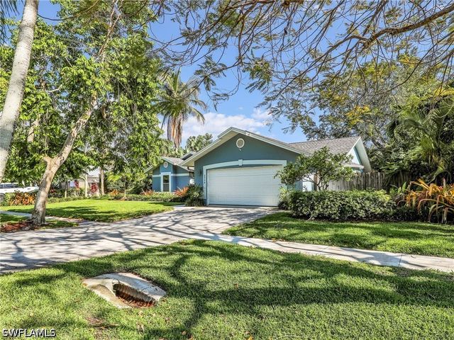 2554 Outrigger LN, Naples, FL 34104