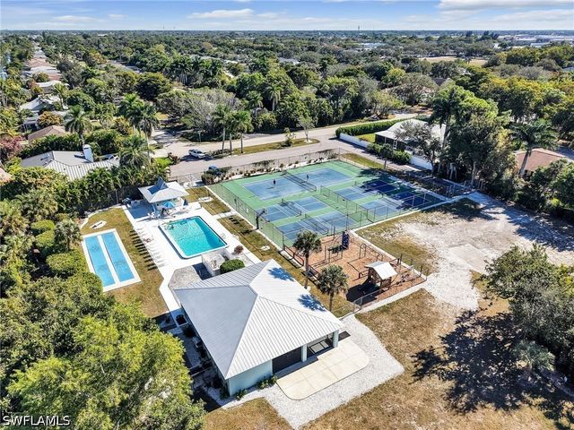 2554 Outrigger LN, Naples, FL 34104