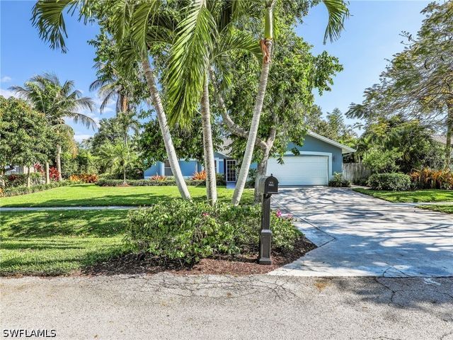 2554 Outrigger LN, Naples, FL 34104