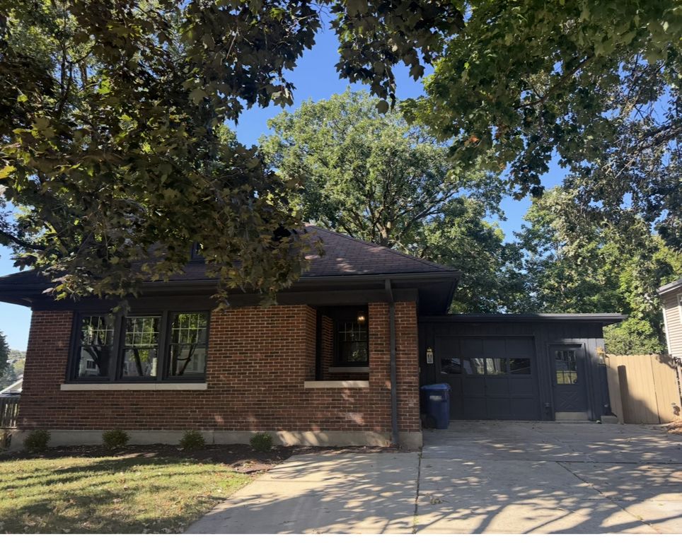 609 S Fifth Avenue A, St. Charles, IL 60174