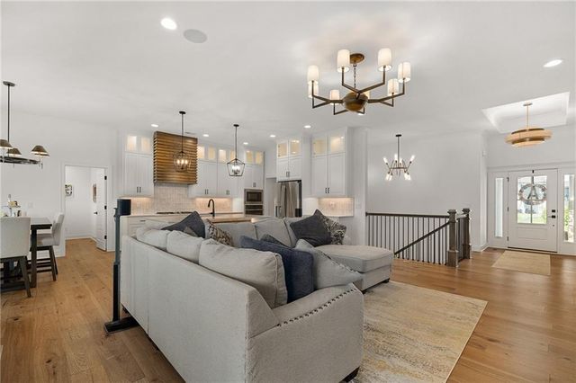 4209 NE Hideaway Drive, Lee's Summit, MO 64064