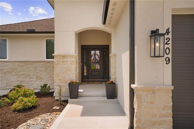 4209 NE Hideaway Drive, Lee's Summit, MO 64064