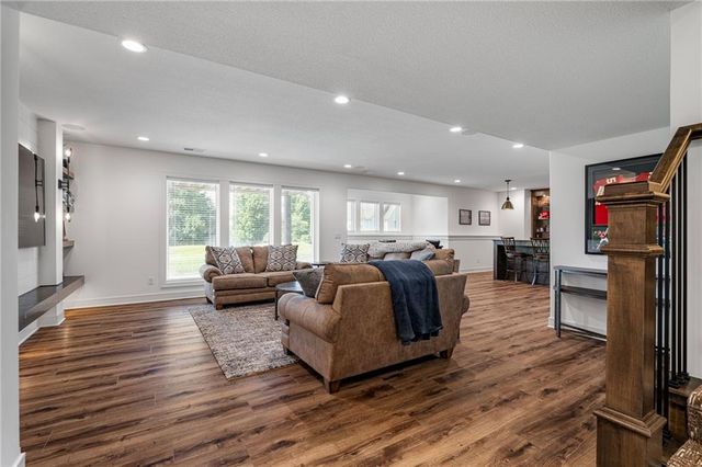 4209 NE Hideaway Drive, Lee's Summit, MO 64064