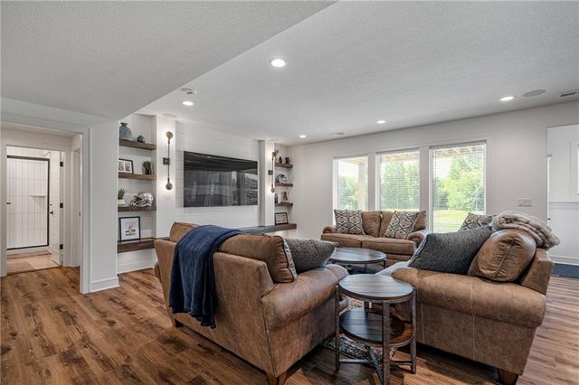 4209 NE Hideaway Drive, Lee's Summit, MO 64064