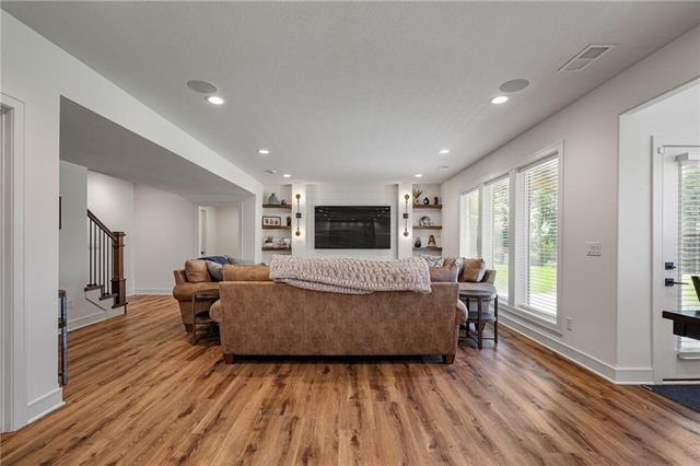 4209 NE Hideaway Drive, Lee's Summit, MO 64064