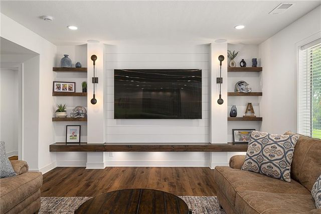 4209 NE Hideaway Drive, Lee's Summit, MO 64064