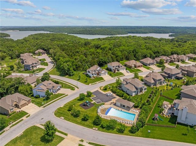 4209 NE Hideaway Drive, Lee's Summit, MO 64064
