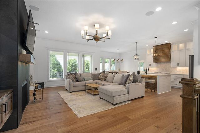 4209 NE Hideaway Drive, Lee's Summit, MO 64064