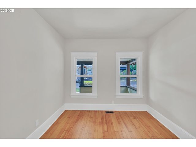 921 Se MALL St, Portland, OR 97202