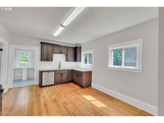 921 Se MALL St, Portland, OR 97202