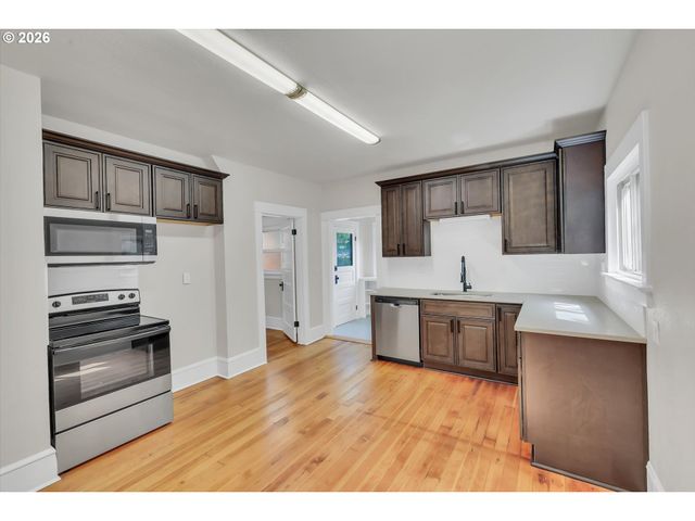 921 Se MALL St, Portland, OR 97202