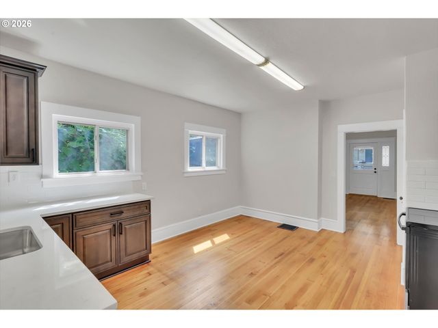 921 Se MALL St, Portland, OR 97202