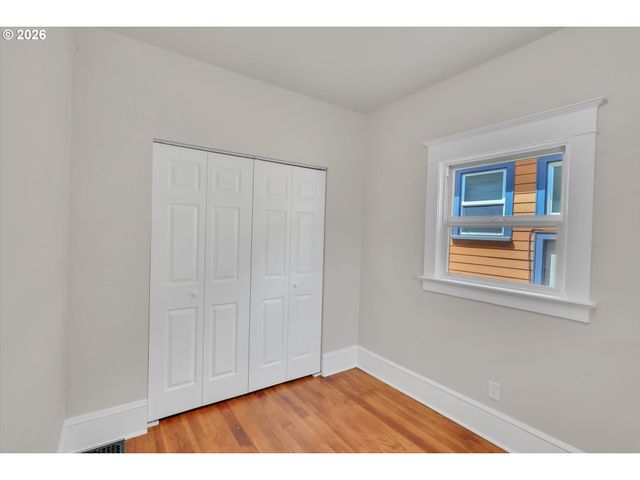 921 Se MALL St, Portland, OR 97202