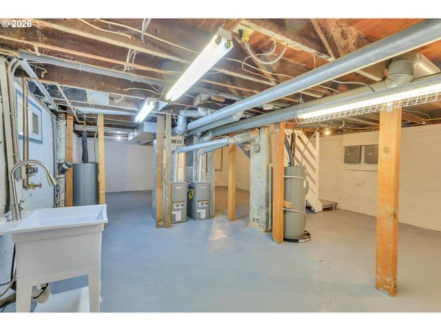 921 Se MALL St, Portland, OR 97202