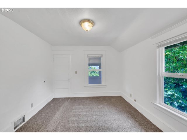 921 Se MALL St, Portland, OR 97202