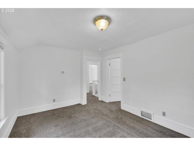921 Se MALL St, Portland, OR 97202