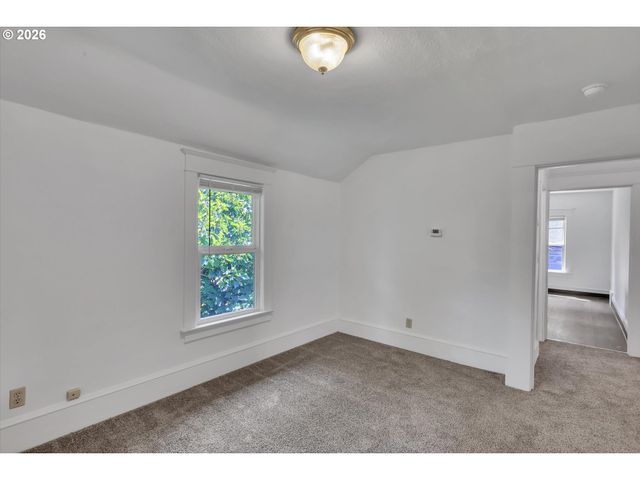 921 Se MALL St, Portland, OR 97202