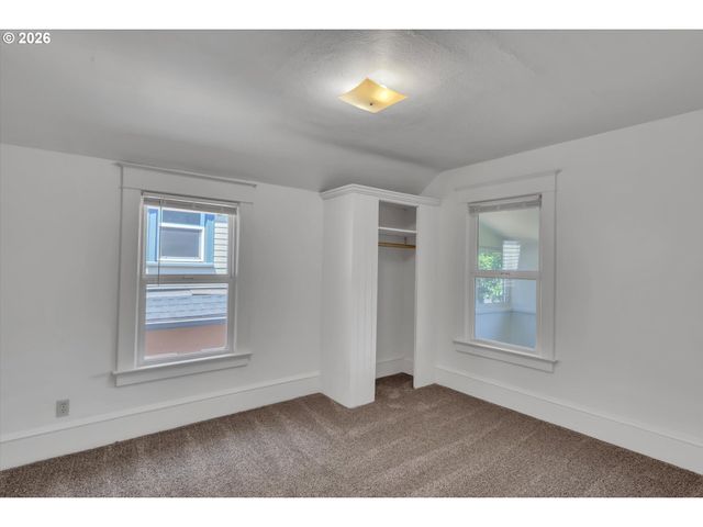 921 Se MALL St, Portland, OR 97202
