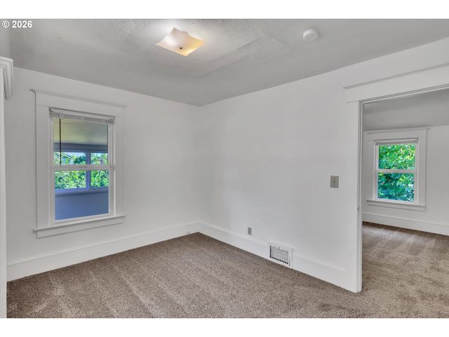 921 Se MALL St, Portland, OR 97202