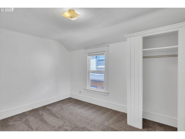 921 Se MALL St, Portland, OR 97202