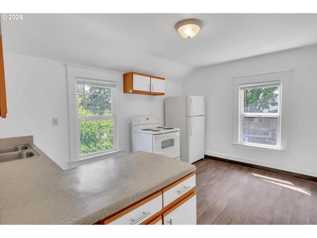 921 Se MALL St, Portland, OR 97202